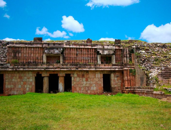 https://yucatan.travel/wp-content/uploads/2019/11/chacmultun-703x535.jpg