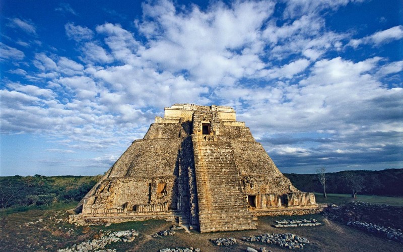 https://yucatan.travel/wp-content/uploads/2019/11/pyramid_of_magician_uxmal_1200-800x500.jpg