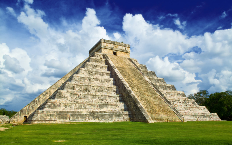 https://yucatan.travel/wp-content/uploads/2019/12/ChichénItzá-CastilloKukulkán70-scaled-800x500.jpg