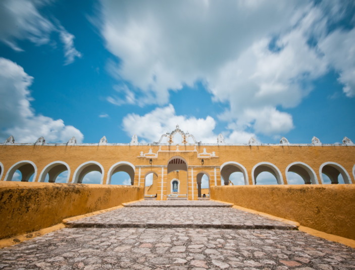 https://yucatan.travel/wp-content/uploads/2019/12/Convento_de_Izamal_June_28_2012_n02-scaled-703x535.jpg