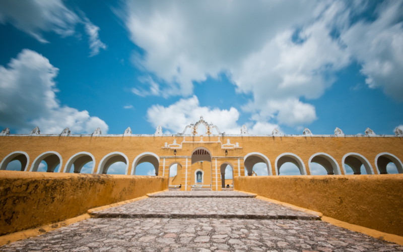 https://yucatan.travel/wp-content/uploads/2019/12/Convento_de_Izamal_June_28_2012_n02-scaled-800x500.jpg