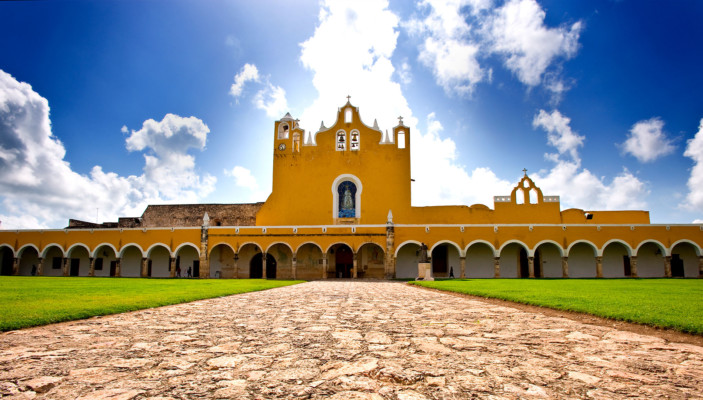 https://yucatan.travel/wp-content/uploads/2019/12/Izamal-Convento-de-Padua-Haciendas-Cenotes-Yucatán-Regiones-1-703x400.jpg
