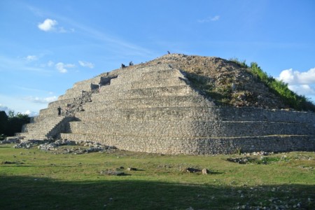 https://yucatan.travel/wp-content/uploads/2019/12/piramide-de-kinich-kak-450x300.jpg