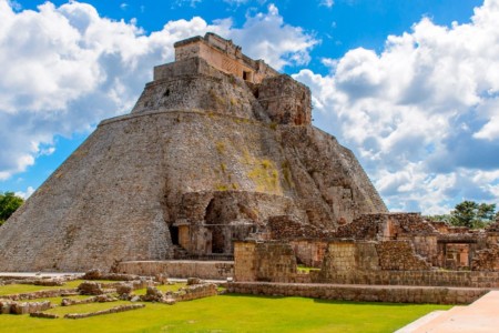 https://yucatan.travel/wp-content/uploads/2019/12/uxmal_pyramid-of-the-magician-1920-450x300.jpg