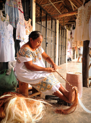 https://yucatan.travel/wp-content/uploads/2020/03/Artesana-Valladolid-Henequén-RLO_5383-360x487.jpg