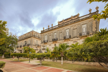 https://yucatan.travel/wp-content/uploads/2020/03/Casas-gemelas-Paseo-montejo-450x300.jpg