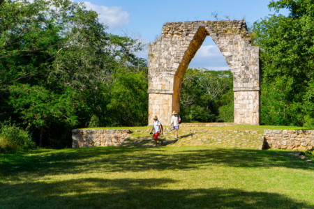 https://yucatan.travel/wp-content/uploads/2020/03/arco-de-kabah_region-ruta-puuc-y-aldeas-mayas-450x300.jpg