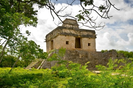 https://yucatan.travel/wp-content/uploads/2020/03/dzibilchaltun-450x300.jpg