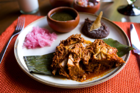 https://yucatan.travel/wp-content/uploads/2020/04/Gastronomía-CochinitaPibil-HaciendaOchil150-450x300.jpg