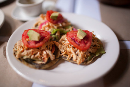 https://yucatan.travel/wp-content/uploads/2020/04/Gastronomía-Panuchos-Kinich-Izamal_007-450x300.jpg