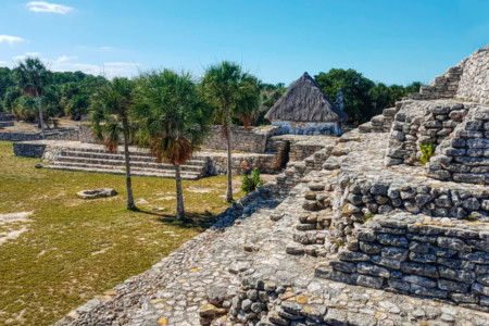 https://yucatan.travel/wp-content/uploads/2020/07/Piramide-de-la-cruz-y-lado-Oeste-de-la-Plaza-Principal-en-Xcambo-450x300.jpg