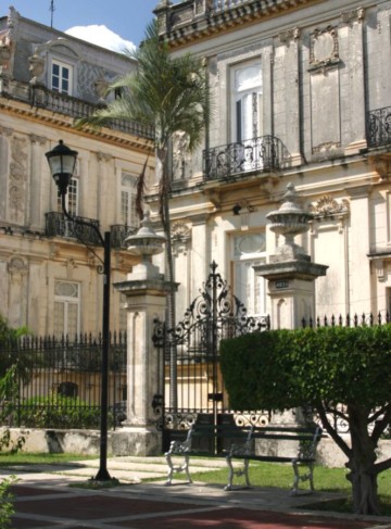 https://yucatan.travel/wp-content/uploads/2021/01/Yucatán-Casas-Gemelas-Montejo495-Casa-Museo-Cultura-1-360x487.jpg