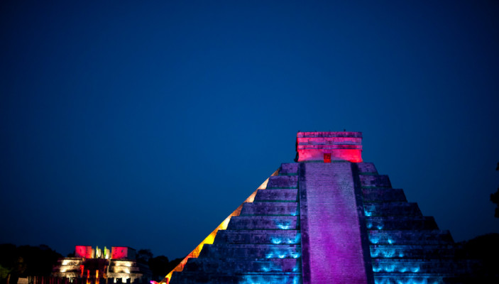https://yucatan.travel/wp-content/uploads/2021/03/Chichén-Itzá-Noches-de-Kukulkán-3-703x400.jpg