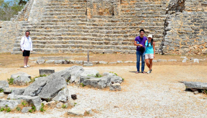 https://yucatan.travel/wp-content/uploads/2021/11/Foto-2-Explora-la-Zona-Arqueológica-de-Dzibilchaltún-703x400.jpg