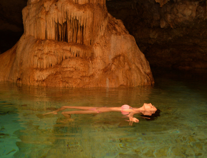 https://yucatan.travel/wp-content/uploads/2021/12/Foto-4-Visita-el-Cenote-Dzul-Há-en-la-Hacienda-Sotuta-de-Peón-703x535.jpg