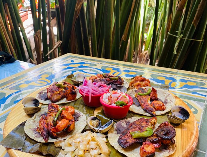 https://yucatan.travel/wp-content/uploads/2021/12/Yucatán-365-sabores-en-Yucatan-taco-Tikin-xic-2-703x535.jpg