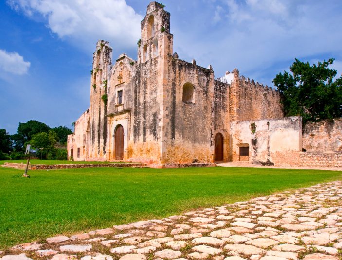 https://yucatan.travel/wp-content/uploads/2024/05/ExConvento-de-San-Miguel-Arcángel-Maní-1-703x535.jpg